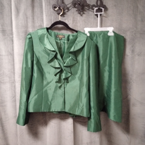 Tahari Dresses & Skirts - Tahari Luxe Arthur S Levine Shimmery Green Skirt Suit Size 14